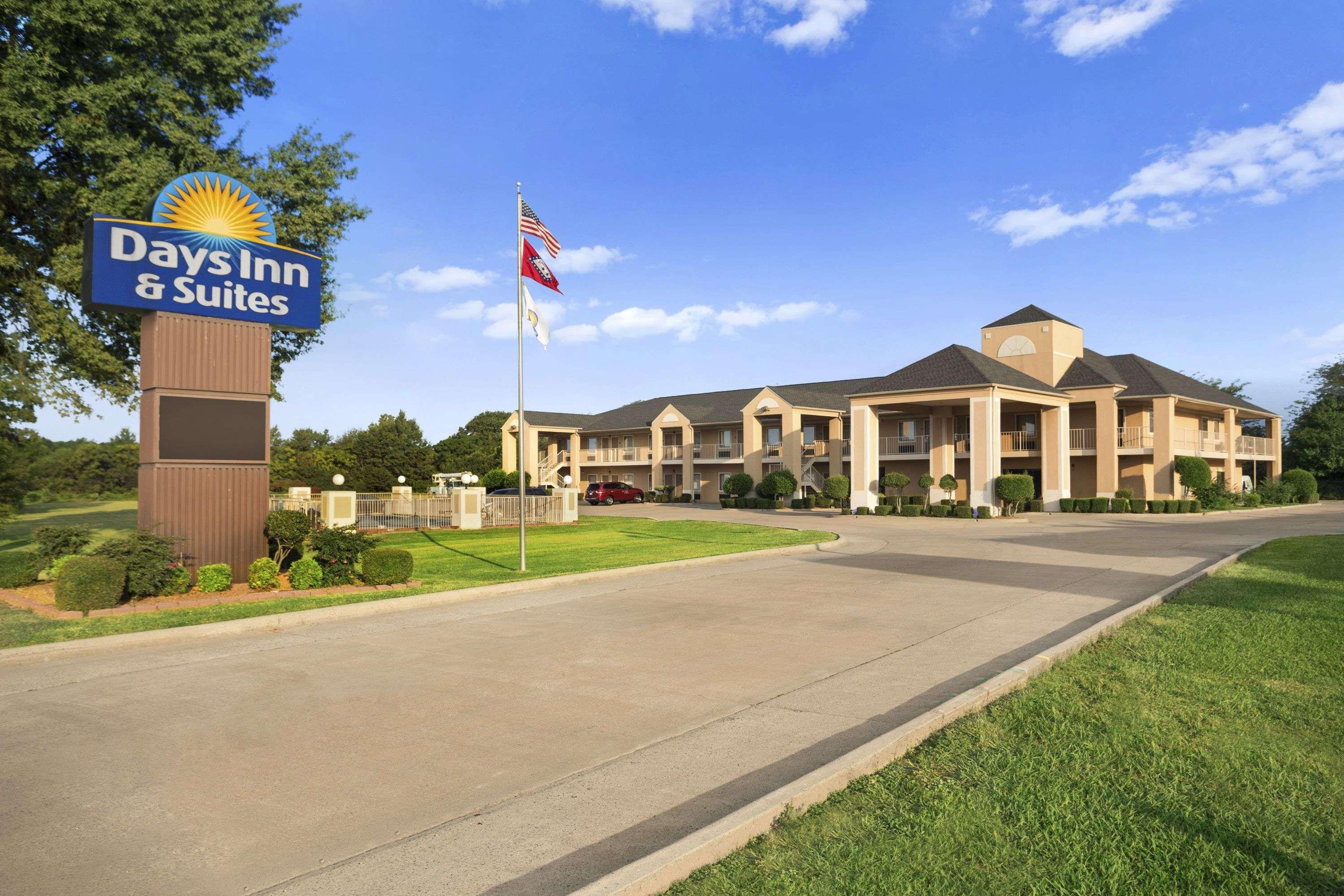 Days Inn & Suites By Wyndham Stuttgart Exterior photo